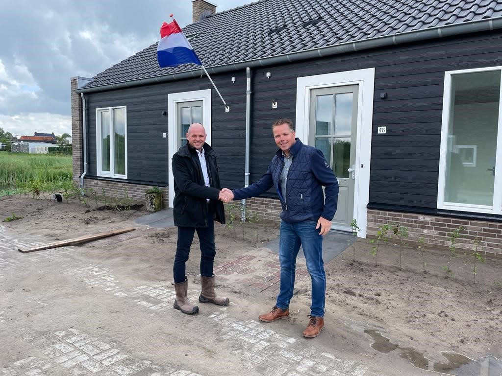 Hugo Geerlings (ontwikkelingsmanager Hendriks Coppelmans) en marcel van de Oever (Woonveste) bij de oplevering van de huurwoningen